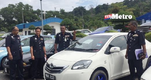 Ketua Polis Daerah Sepang Asisten Komisioner Abdul Aziz (dua dari kiri) bersama antara kenderaan yang dicuri Geng Shahril Proton di IPD Sepang, pagi tadi. - Foto NABIHAH KAMAL
