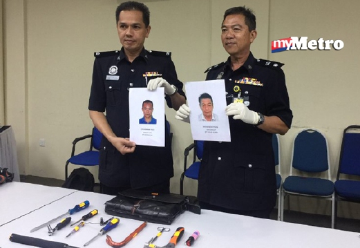 Timbalan Ketua Polis Daerah Subang Superintendan Lee Swee Meng () menunjukkan gambar dua lelaki yang diburu. - Foto dan video NABIHAH KAMAL