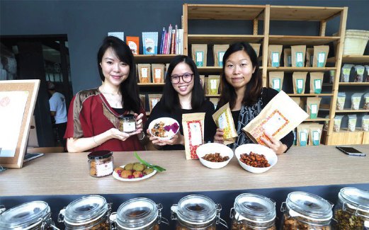 LEE Ching Yi, Sabrina How (tengah) dan Amy Zheng (kanan) bersama snek sihat Ramadan.