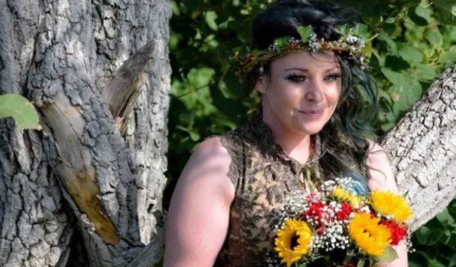 KATE Cunningham berkahwin dengan pokok tertua Rimrose Valley Country Park, September lalu. FOTO Triangle News