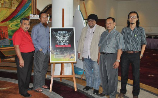 ANTARA pelukis yang mengambil bahagian (dari kiri) Ahmad Marzuki, Raduan, Datuk Dr Ahmad Lothfi, Abdullah dan Irwan.