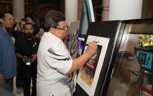 AHLI Lembaga Pengarah Suruhanjaya Koperasi Datuk Abdul Shukor Idrus merasmikan Pameran Seni Visual Bikers Kental pada 20 Januari lalu.