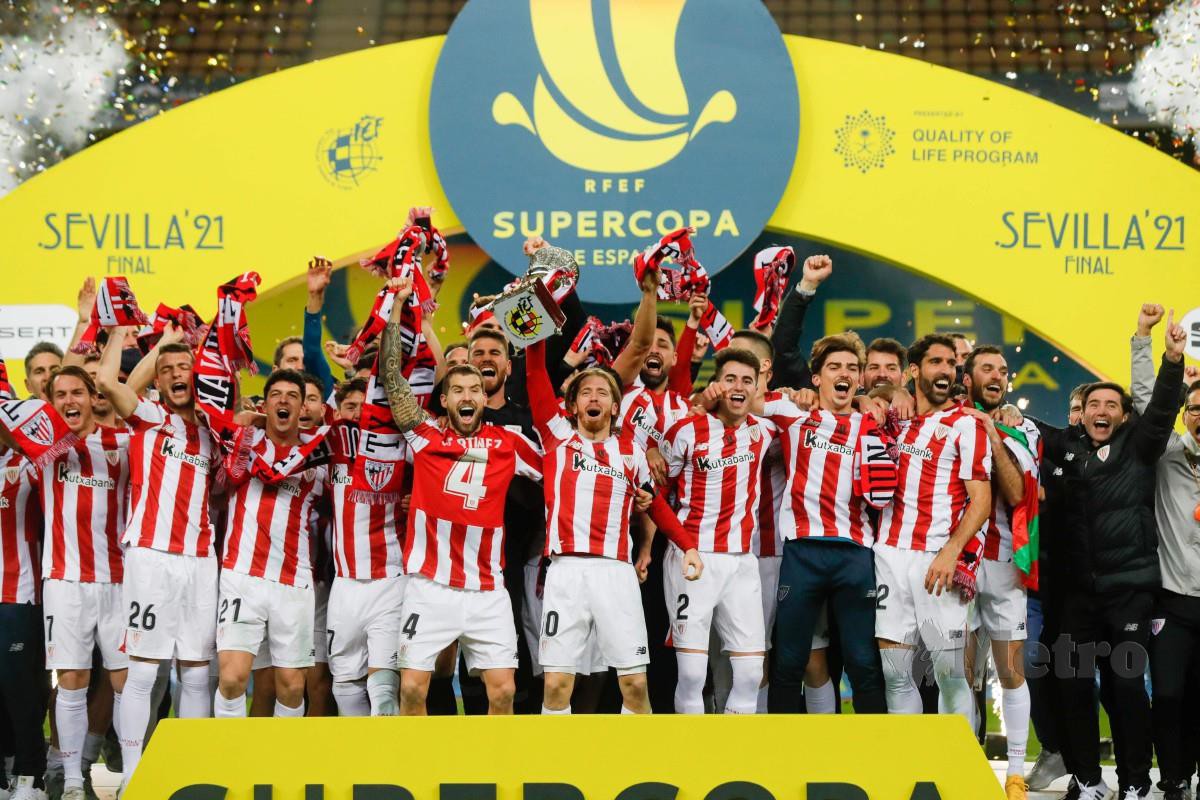 BARISAN pemain Bilbao meraikan kemenangan Piala Super Sepanyol. FOTO AFP