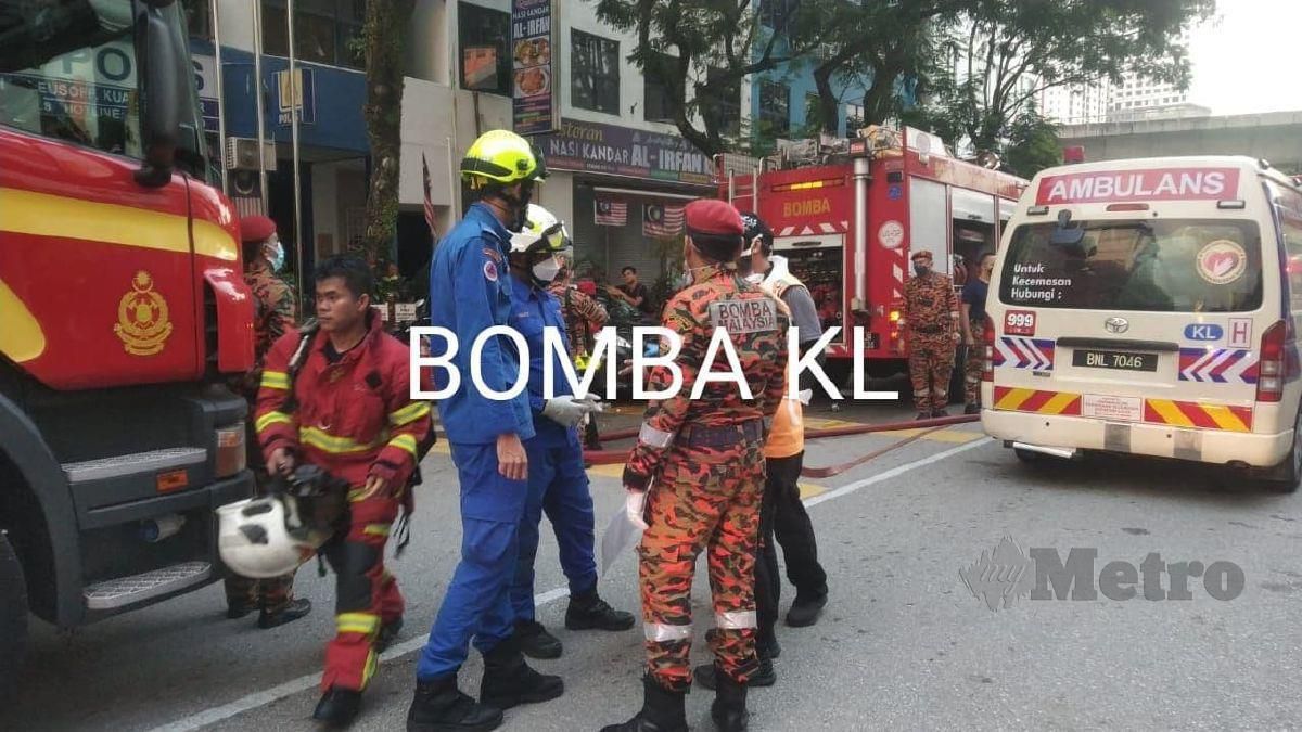 ANGGOTA bomba berusaha memadam kebakaran yang menyebabkan seorang lelaki maut manakala 11 lagi sesak nafas, hari ini. FOTO ihsan bomba
