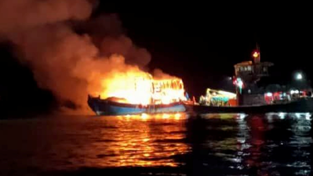BOT bilis yang terbakar di perairan Pulau Buyong, Langkawi. FOTO Ihsan Polis