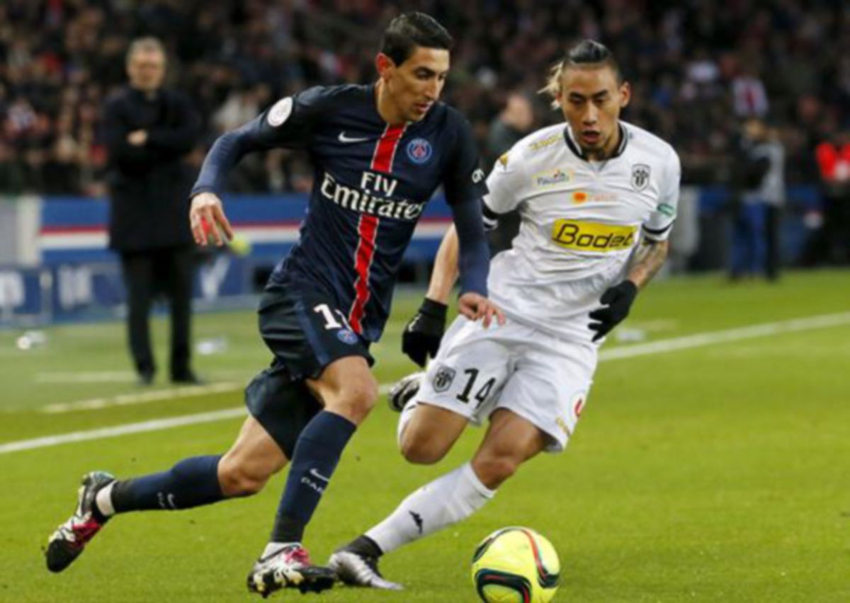 AKSI Ketkeophomphone ketika cuba mengekang kelincahan bintang PSG, Angel Di Maria dalam saingan Ligue 1.
