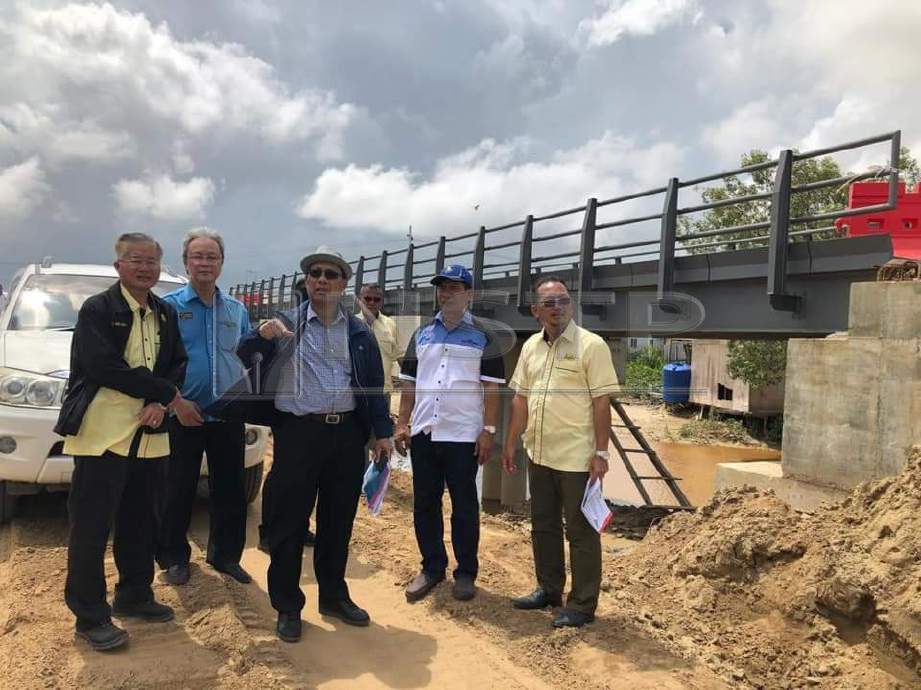  Julaihi meninjau pembinaan jalan pesisir di kawasan pedalaman dan luar bandar di Kuching. FOTO Norsyazwani Nasri