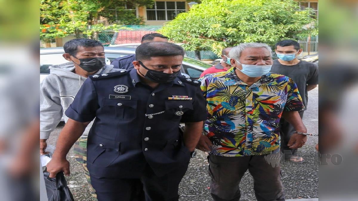 SHAARI Hasan (kanan) dibawa ke Mahkamah Sesyen Kuala Kubu Bharu hari ini. FOTO ASWADI ALIAS.