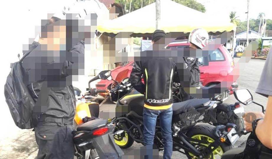 PENUNGGANG motosikal yang berkonvoi dari Cheras ke Titi, Jelebu ditahan polis. FOTO Abnor Hamizam