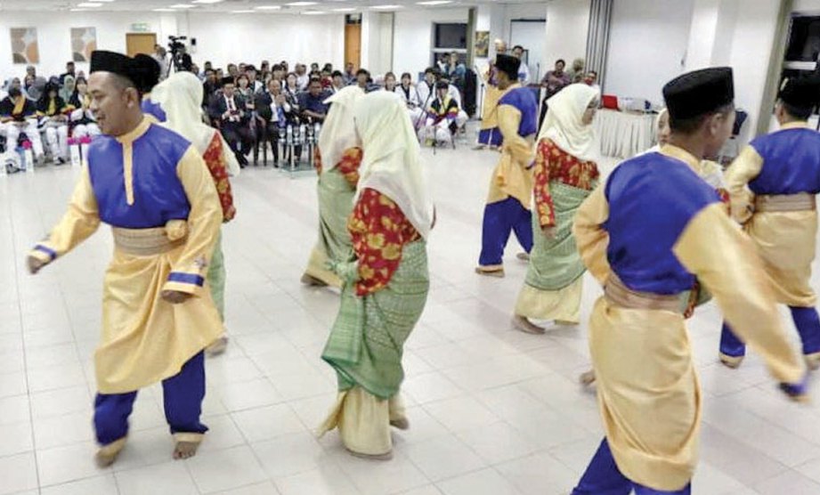 TARIAN kebudayaan Melayu yang dipersembahkan barisan pelajar UTeM.