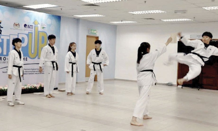 SEBAHAGIAN pelajar SCHU Korea turut mempamerkan ketangksan mereka dalam aksi seni mempertahankan diri.