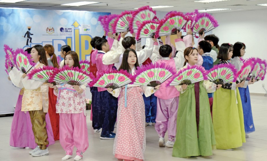 SEBAHAGIAN pelajar SCHU Korea mempersembahkan tarian dan kebudayaan Korea Selatan.
