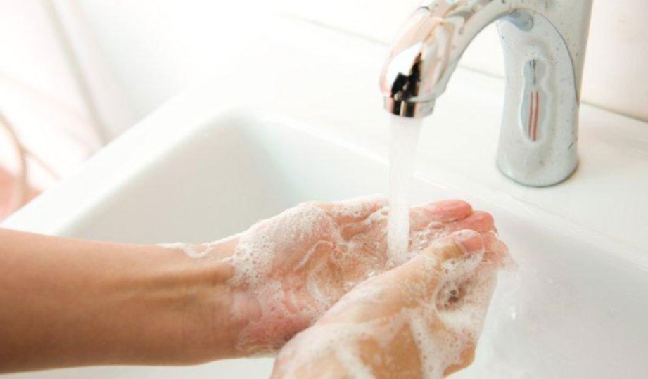 AMALAN mencuci tangan boleh membantu mengelak penyebaran kuman.