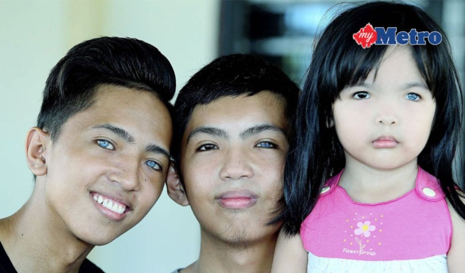 RUSYDUDDIN (kiri) bersama adiknya Refnaldi dan serta Syahirah Batrisyia yang mempunyai keunikan mata berwarna biru, kelabu dan coklat. FOTO Izhari Ariffin. 
