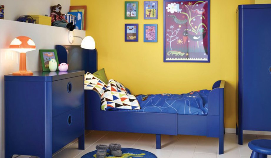 DEKORASI bilik tidur yang dominan dengan warna biru.