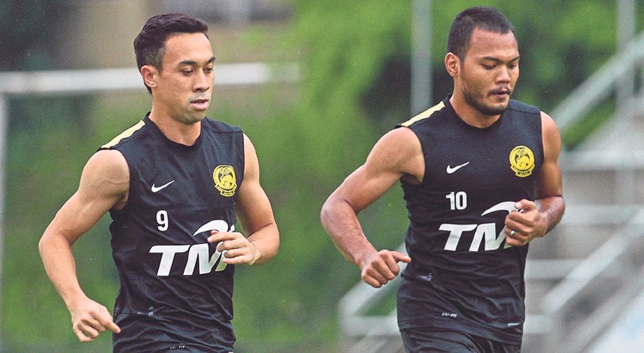 SAFEE (kanan) dan Norshahrul antara sandaran Harimau Malaysia harungi saingan Piala AFF Suzuki 2016 di Yangon.