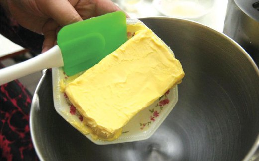 2. PUTAR mentega dan gula ising hingga berkrim. Pastikan tekstur adunan tidak terlalu kembang.
