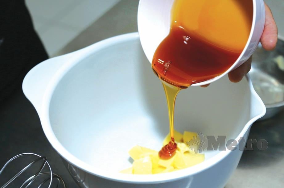 4. Masukkan ‘golden syrup’ berselang seli dengan campuran bahan B. Gaul sebati.