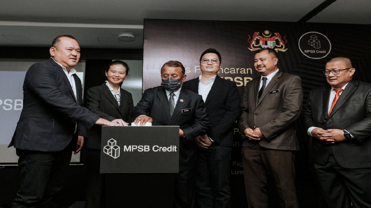 DATUK Sri Dr. Ismail Abd Muttalib (tiga dari kiri)  merasmikan MPSB Credit di Kuala Lumpur.