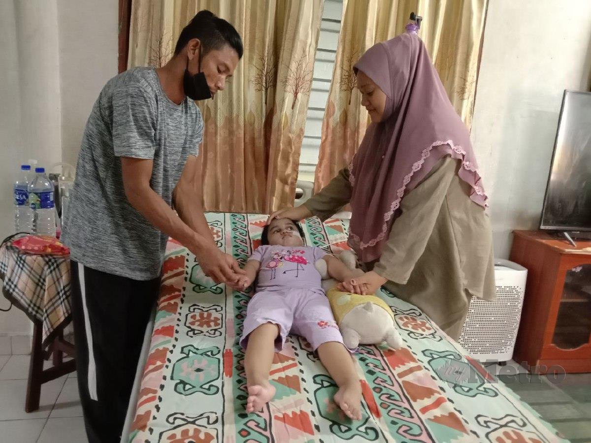 ENGKU Noor Wahidah bersama suaminya, Kairul Azahar melihat perkembangan anak keenamnya Putri Nur Elyna Soffiya yang terlantar akibat nanah merebak di. FOTO Nazdy Harun