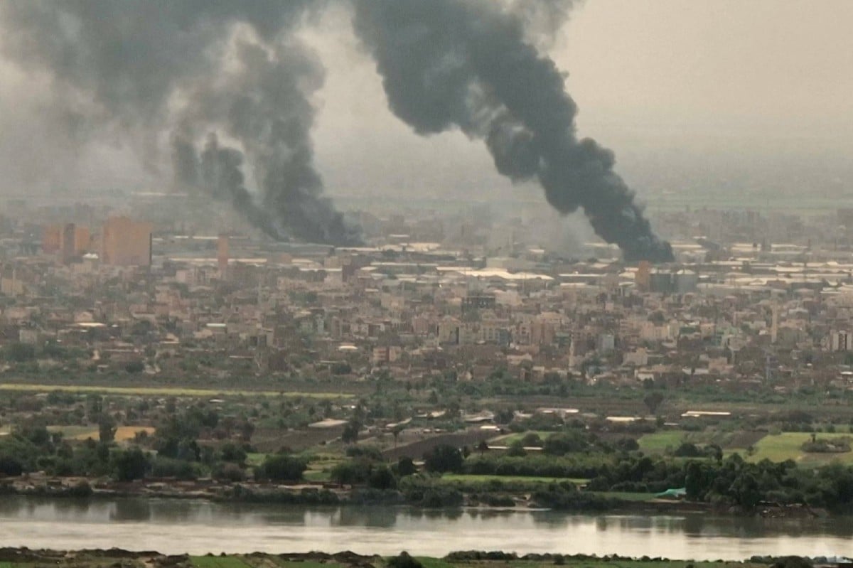 GAMBAR menunjukkan kepulan asap di sekitar Khartoum. FOTO AFP.