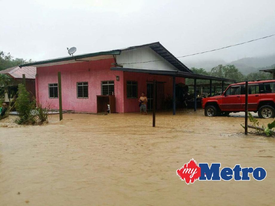 RUMAH penduduk di Kampung Mansiang yang dinaiki air. FOTO ihsan pembaca