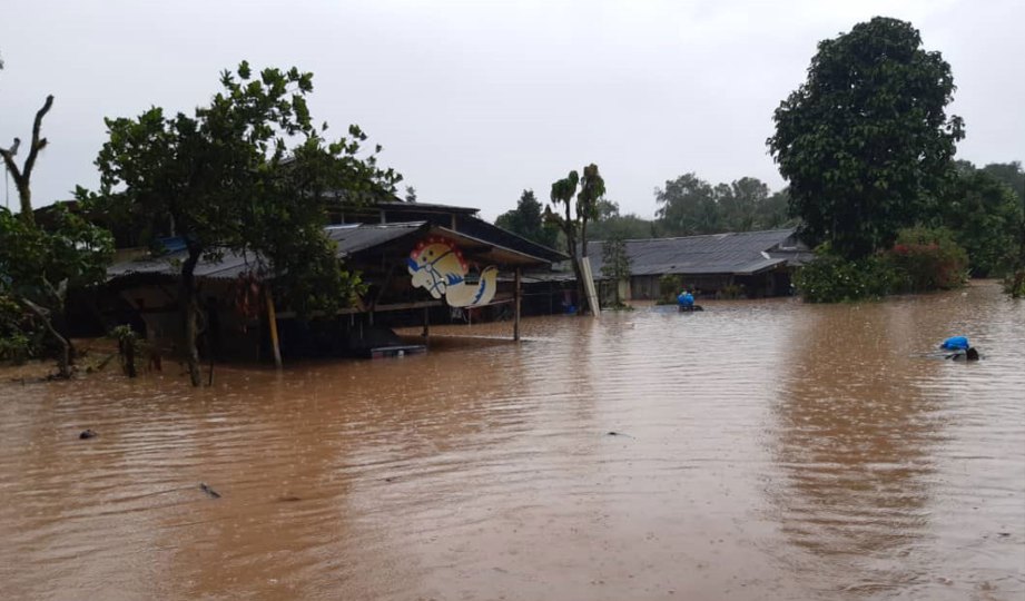 KEADAAN banjir yang berlaku di Kampung Tuah Jaya, Taman Perling, selepas hujan lebat petang semalam. FOTO Ihsan APM Johor