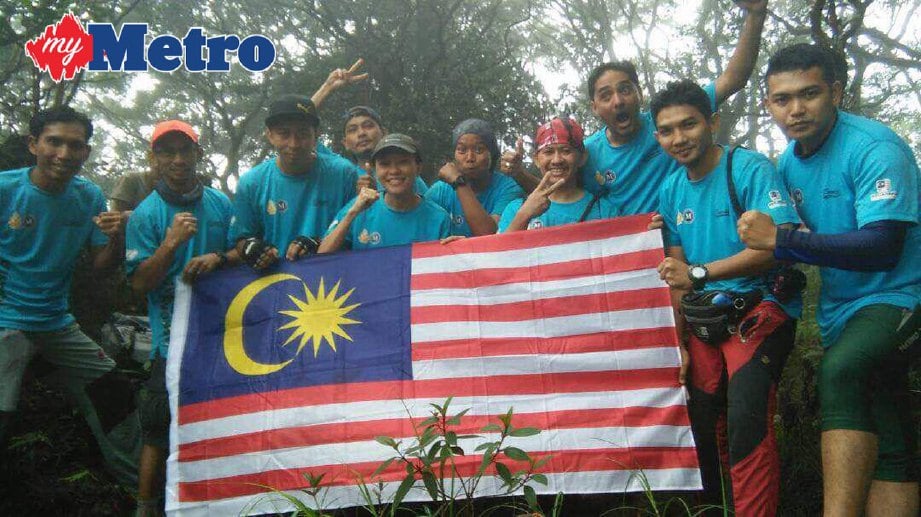 Sepuluh pendaki Cabaran Gunung Daik yang diketuai Mohd Fakhrul Munir Mohd Isa (kiri sekali) berjaya sampai di titik akhir pada jam 11 pagi. 