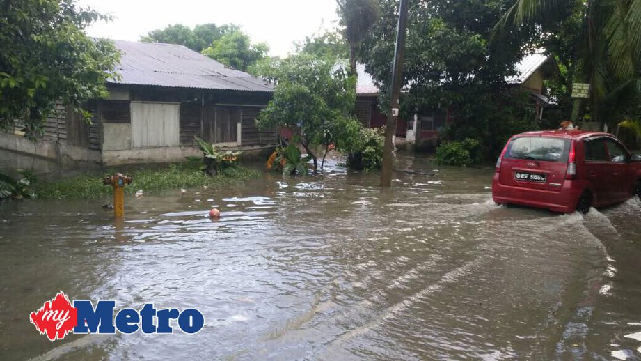 Empat rumah  terjejas banjir kilat  Harian Metro