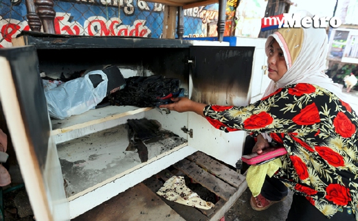 Barang dalam rak kasut di rumah Rafeah turut terbakar. - Foto ROZAINAH ZAKARIA