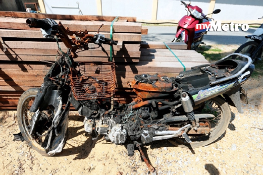 Motosikal milik anak Rafeah yang hangus terbakar. - Foto 