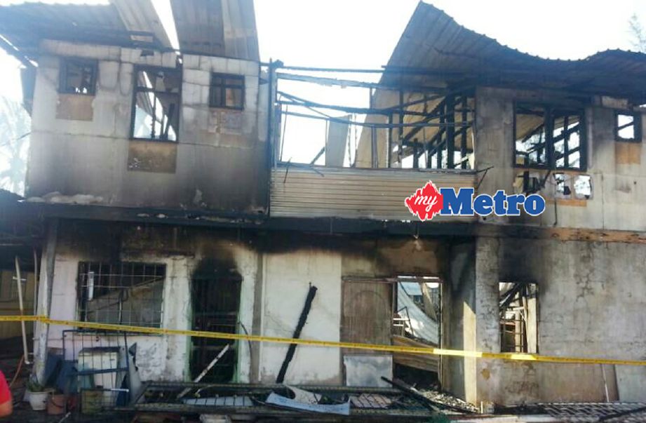 Keadaan rumah  di Jalan Punang, Lawas, yang terbakar, mengorbankan dua beradik, - Foto Ihsan Bomba