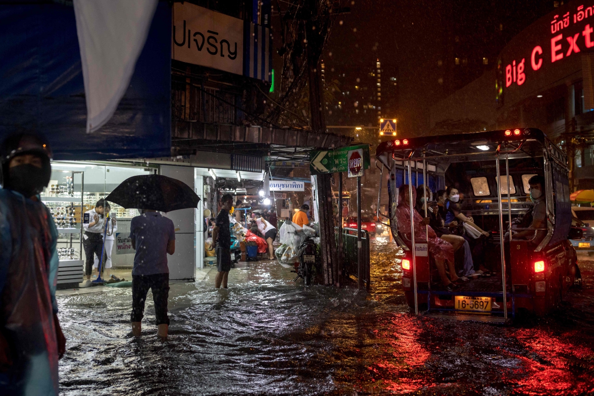 FOTO pada 9 Oktober menunjukkan kawasan dilanda banjir kilat di Bangkok, susulan hujan lebat. FOTO AFP 