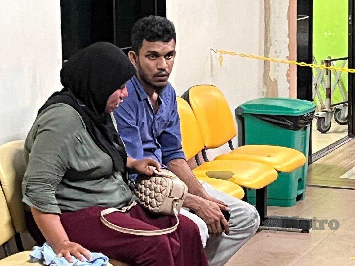 IBU, bapa kepada mangsa empat beradik maut kebakaran di Jabatan Forensik Hospital Pakar Sultanah Fatimah (HPSF) Muar. FOTO 
