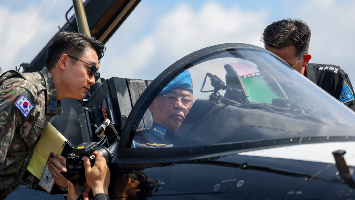 Al-Sultan Abdullah Ri’ayatuddin Al-Mustafa Billah Shah berkenan melihat sendiri lebih dekat pesawat jenis KAI T-50B Black Eagle milik Tentera Udara Korea Selatan. FOTO BERNAMA