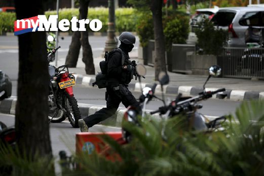 Polis Indonesia di kawasan perniagaan di Thamrin, Jakarta. FOTO Reuters