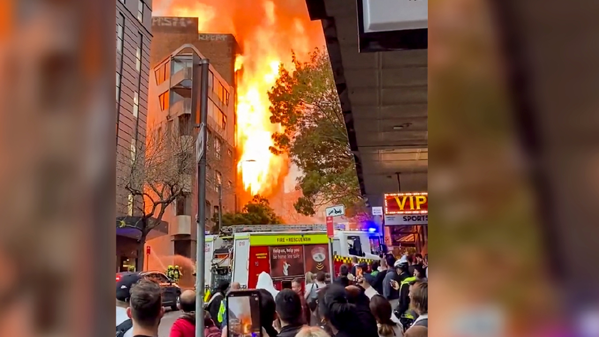 BANGUNAN  warisan musnah dalam kebakaran di tengah bandar Sydney. FOTO Grant OZOLINS / Twitter/@grantozolins / AFP. 