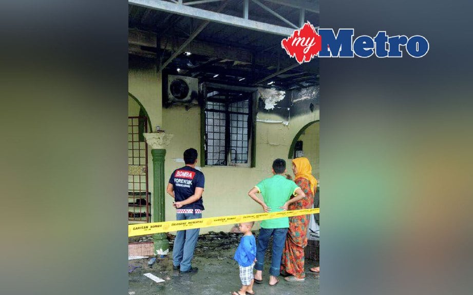 Forensik bomba melakukan siasatan di rumah yang terbakar di Kampung Teluk Kandis, Jalan Salor, Kota Bharu. FOTO ihsan bomba