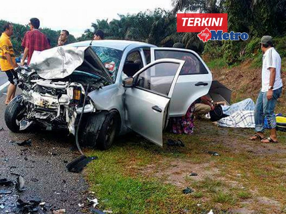 Pemandu dan penumpang Proton Saga FLX yang juga bapa dan anak turut maut dalam kemalangan yang mengorbankan lima orang petang tadi. FOTO Ahmad Othman