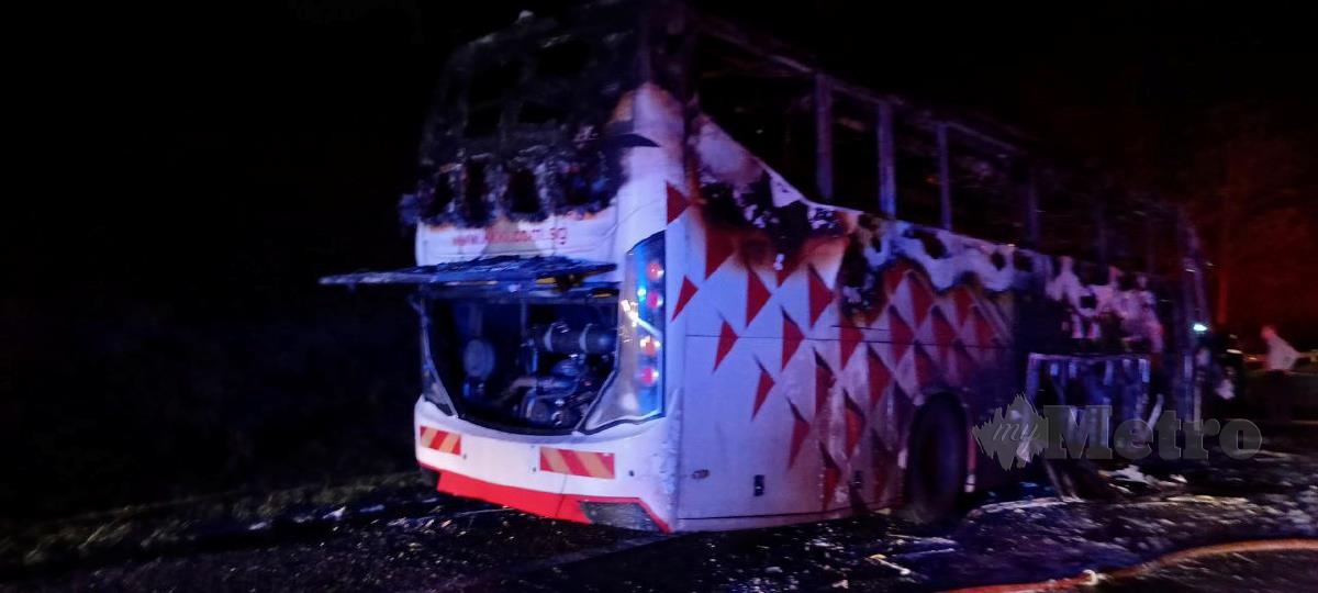 Keadaan bas yang terbakar 100 peratus dalam kemalangan di Kilometer 198, Lebuh Raya Utara Selatan (arah Utara), awal pagi tadi. Foto Meor Riduwan Meor Ahmad.