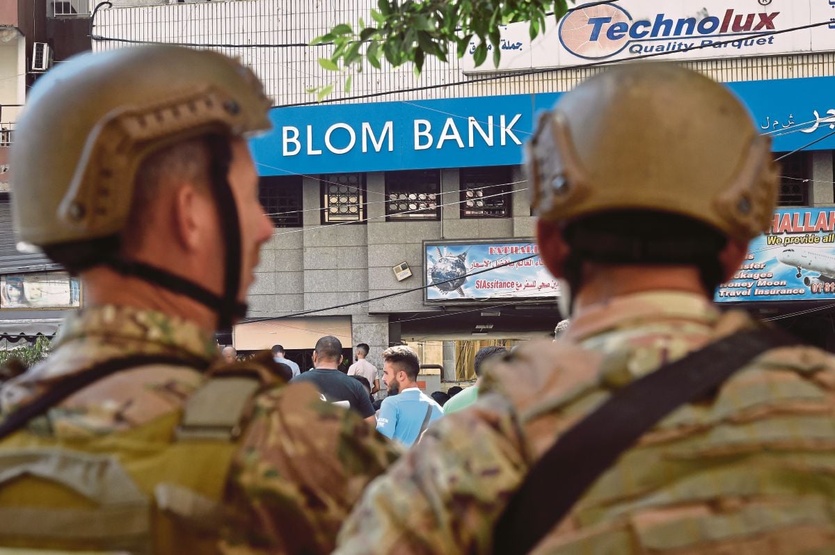 TENTERA berkawal di luar sebuah bank di Beirut susulan kejadian pendeposit ‘merompak’ berkenaan. FOTO EPA 