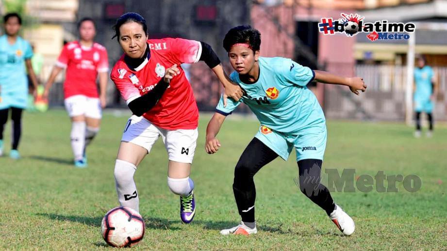 Pemain wanita Melaka United (kiri) beraksi pada perlawnaan menentang Selangor. FOTO NAZRI ABU BAKAR