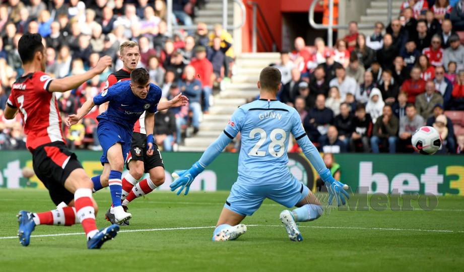 MOUNT (dua kanan) menjadi sandaran Lampard untuk mencetak gol. — FOTO Reuters
