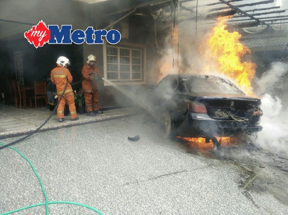 Anggota bomba memadamkan kebakaran BMW  Naib Ketua UMNO JB. FOTO ihsan bomba