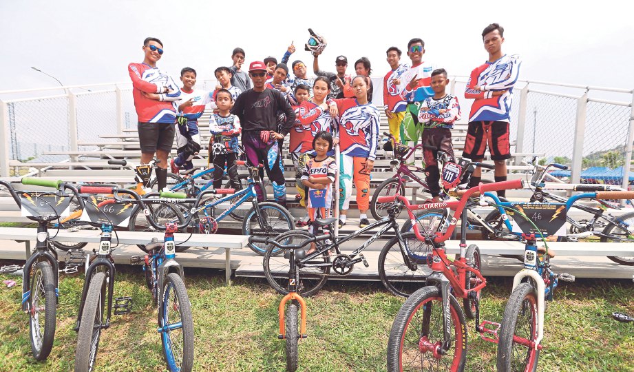 KDOJ BMX Johor terdiri daripada pelbagai peringkat usia.