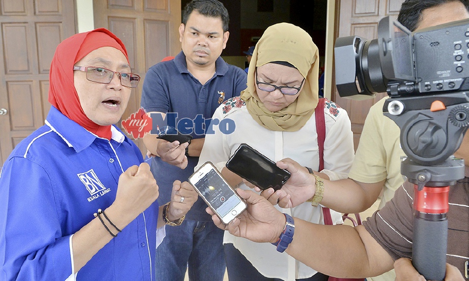 ROZANA (kiri) ditemui media selepas Program Walkabout Ramah Mesra di IKBN Kuala Langat. FOTO/FAIZ ANUAR