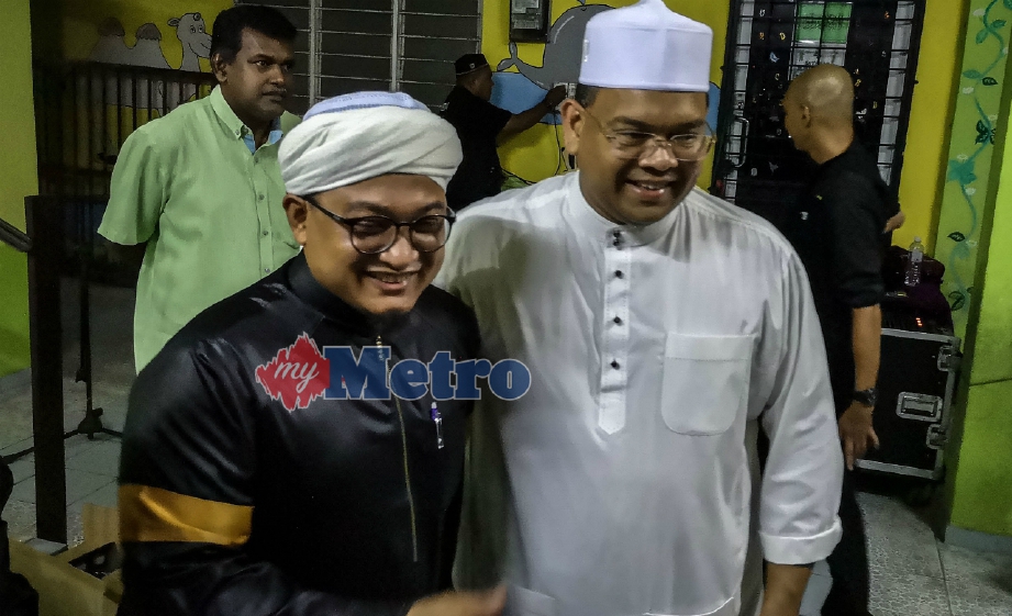 CALON BN Datuk Lokman Noor Adam (kanan) bersama dengan Ketua Penerangan PAS Pusat, Nasrudin Hassan Tantawi pada pogram Bangkit Pas Selangor, malam tadi. FOTO Osman Adnan
