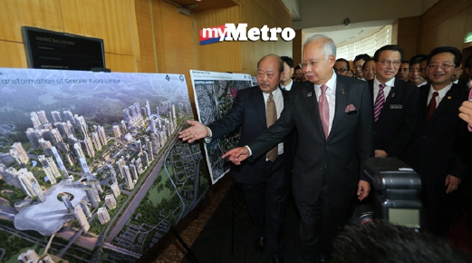  Perdana Menteri, Datuk Seri Najib Razak melihat lukisan gambaran artis Bandar Malaysia  yang dibangunkan melalui usaha sama China Railway Group Limited (CREC) dengan Iskandar Waterfront Holdings (IWH). - Foto GHAZALIKORI
