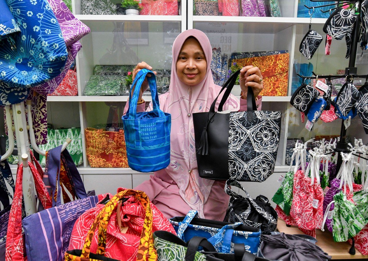 ROZANA menunjukkan sebahagian beg dengan motif batik Kelantan yang dihasilkan di Bengkel Beg Batik Ngesong di Kampung Bukit Chenda, Gunong. FOTO BERNAMA