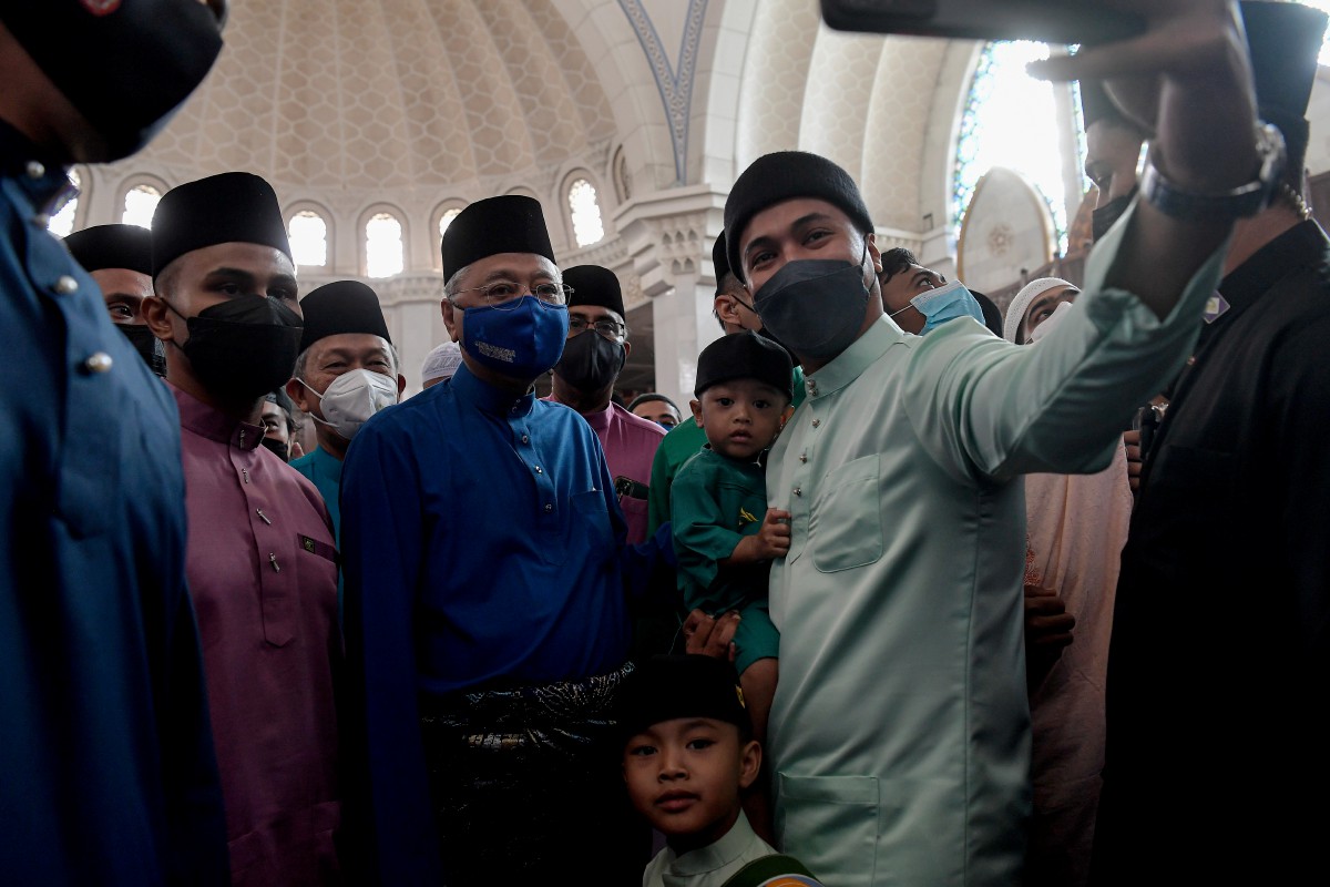 Ismail Sabri (tengah) beramah mesra bersama para jemaah selepas menunaikan solat sunat Aidiladha di Masjid Wilayah Persekutuan hari ini. FOTO BERNAMA
